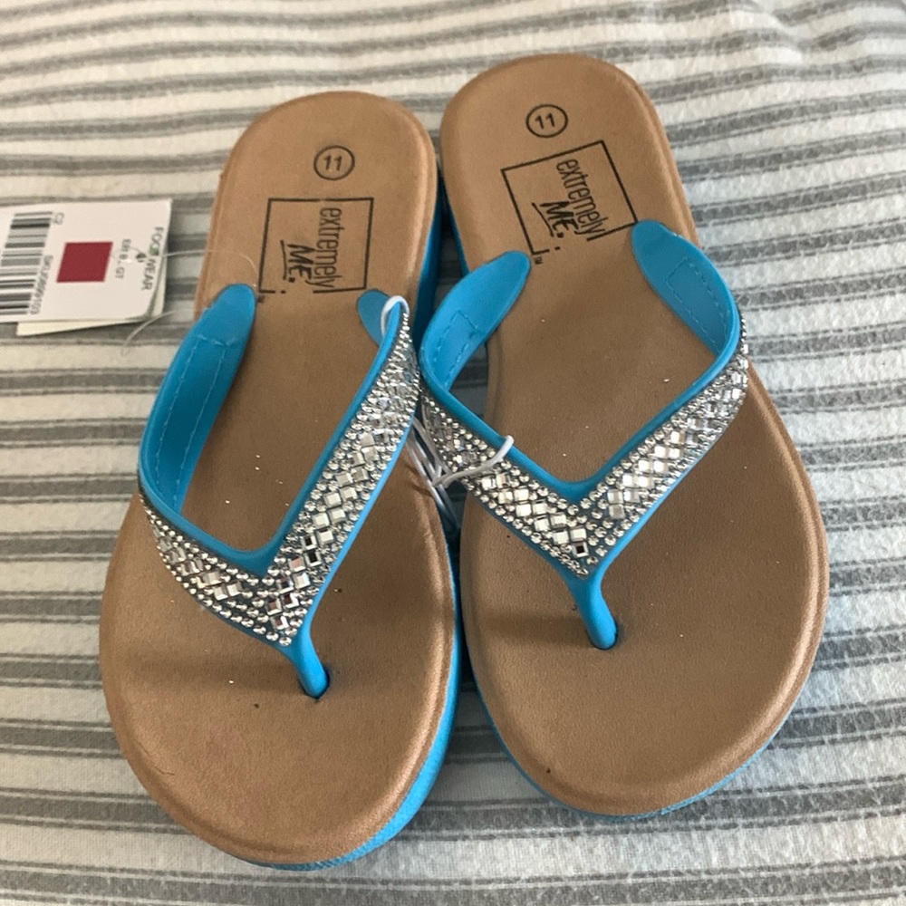 New Girls size 11 flip flops by Extreme ME
